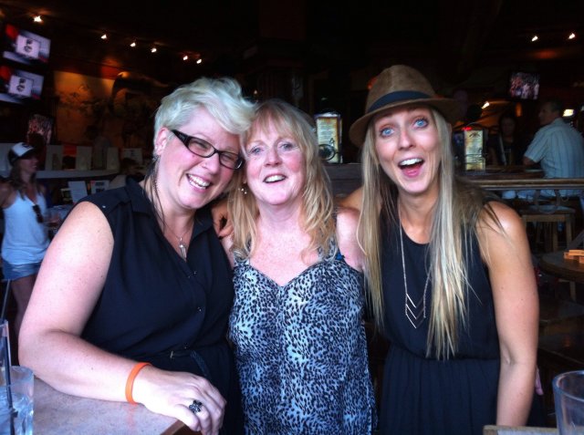 Thank you, Niki Drury, for singing at the fundraiser - you rock! Niki's mom and sister were up from the city for the event as well - thanks for coming Virg & Tara!